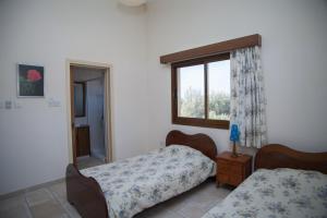1 Schlafzimmer mit 2 Betten und einem Fenster in der Unterkunft Villa Natasha in Coral Bay