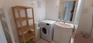レ・サ​​ーブル・ドロンヌにあるCassiopee IIのバスルーム(洗濯機、シンク付)
