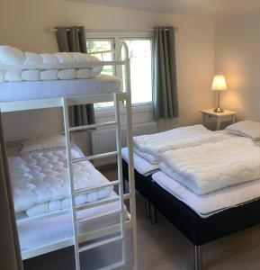 Ce dortoir comprend 2 lits superposés et une fenêtre. dans l'établissement Trelleborg Strand, à Trelleborg
