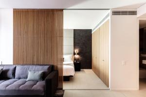 un soggiorno con divano e letto di SKYE Suites Sydney a Sydney