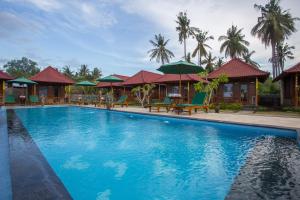 een zwembad voor een resort bij Rijet Villa Beach & Restaurant in Nusa Penida