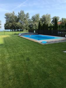 Bazén v ubytovaní Ádi apartman alebo v jeho blízkosti
