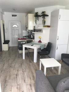 Kuchyňa alebo kuchynka v ubytovaní Ádi apartman