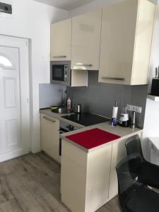 Kuchyňa alebo kuchynka v ubytovaní Ádi apartman