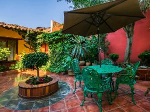 A garden outside OYO Posada De Los Angeles, Pátzcuaro