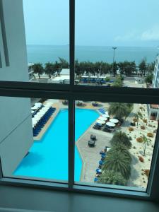 Bazén v ubytování GrandBlue Condominium Mae Phim TOP FLOOR WITH SEA VIEW 706 nebo v jeho okolí