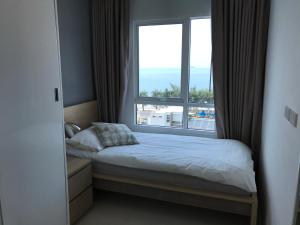 Giường trong phòng chung tại GrandBlue Condominium Mae Phim TOP FLOOR WITH SEA VIEW 706