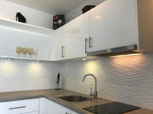 Kuchyň nebo kuchyňský kout v ubytování GrandBlue Condominium Mae Phim TOP FLOOR WITH SEA VIEW 706
