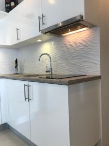 Kuchyň nebo kuchyňský kout v ubytování GrandBlue Condominium Mae Phim TOP FLOOR WITH SEA VIEW 706
