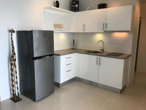 Kuchyň nebo kuchyňský kout v ubytování GrandBlue Condominium Mae Phim TOP FLOOR WITH SEA VIEW 706