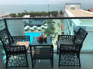 Balkón nebo terasa v ubytování GrandBlue Condominium Mae Phim TOP FLOOR WITH SEA VIEW 706