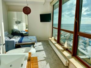 Postel nebo postele na pokoji v ubytování SEA TOWERS PENTHOUSE 23-24 Two-Floors Sea View Panoramic Terrace 110m2 !!! jacuzzi