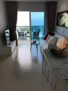 Postel nebo postele na pokoji v ubytování GrandBlue Condominium Mae Phim TOP FLOOR WITH SEA VIEW 706