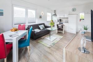 ein Wohnzimmer mit Sofa und Tisch in der Unterkunft Haus Inselzeit in Norderney + 19 Fotos