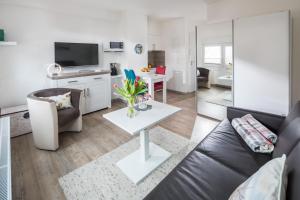 ein Wohnzimmer mit Sofa und Tisch in der Unterkunft Haus Inselzeit in Norderney