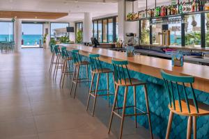 El salón o zona de bar de Caprici Beach Hotel & Spa