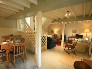 ein Wohnzimmer mit Tisch und ein Esszimmer in der Unterkunft Cider Press Cottage in Priston