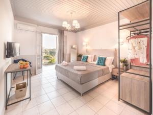 una camera con un letto e un letto a castello di Katrina's apartments a Skala di Cefalonia