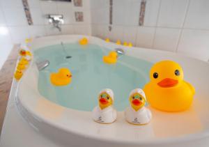 a bath tub with three rubber ducks in a bathtub at HOTEL&SPA SIESTA ( Adult Only) in Shijonawate