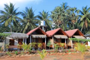 ein Resort mit Palmen im Hintergrund in der Unterkunft Trinco Star Cabana in Trincomalee