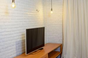 a flat screen tv sitting on top of a wooden table at Hotel Vento Brasil in Paracuru