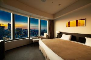 
a hotel room with a large window overlooking the ocean at Park Hotel Tokyo in Tokyo
