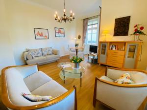 黑靈斯多夫的住宿－Villa Caprivi - Ferienwohnung 3，客厅配有两把椅子和一张沙发