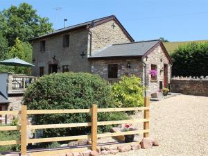 una valla de madera frente a una casa en Little Millend, en Coleford