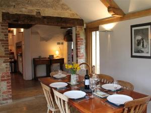 The Yeoman's House في Bignor: غرفة طعام مع طاولة وكراسي خشبية