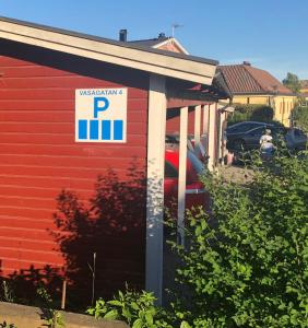 um sinal no lado de uma casa vermelha em Sven Fredriksson Bed & Breakfast em Norrtälje