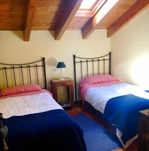 Un pat sau paturi într-o cameră la Casa adosada con piscina en Agoustrina