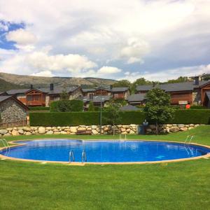 Piscina de la sau aproape de Casa adosada con piscina en Agoustrina