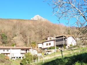 una casa en una colina con una montaña en el fondo en Casa Tenada en Robledo