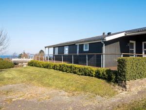 Rygård Strandにある6 person holiday home in Alling broの庭前の柵付きの家