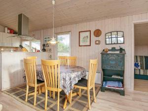 een keuken en eetkamer met een tafel en stoelen bij 7 person holiday home in Hj rring in Hjørring
