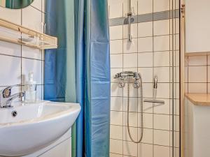 een badkamer met een wastafel en een douche bij 4 person holiday home in Gudhjem in Gudhjem
