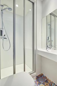 y baño con ducha y lavamanos. en hotelF1 Dijon Nord, en Dijon