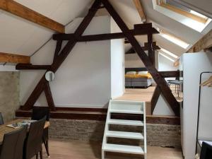 Cette chambre dispose d'une mezzanine avec des poutres en bois. dans l'établissement Laeve in de brouwerie, à Geleen