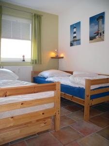 2 camas en una habitación con un faro en la pared en Ostsee Residenz Meeresblick Meeresblick, en Poel