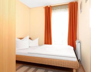 Ένα ή περισσότερα κρεβάτια σε δωμάτιο στο Ostsee Residenz Meeresblick Strandläufer