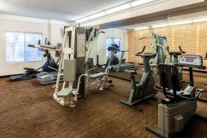 un gimnasio con cintas de correr y máquinas elípticas en La Quinta by Wyndham Phoenix West Peoria en Peoria