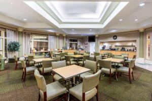 um restaurante com mesas e cadeiras e um bar em La Quinta by Wyndham Phoenix West Peoria em Peoria