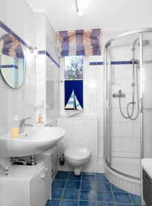 a bathroom with a sink and a toilet and a shower at Ostsee Residenz Meeresblick Strandjuwel in Insel Poel