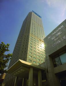 天津的住宿－天津盛捷國際大廈服務公寓，一座高大的建筑,上面有标志