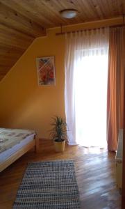 Postel nebo postele na pokoji v ubytování Kārkli