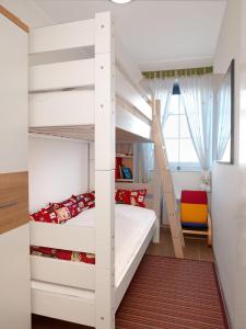 ein Schlafzimmer mit einem Etagenbett und einer Leiter in der Unterkunft Gollwitzer Park Oase in Insel Poel