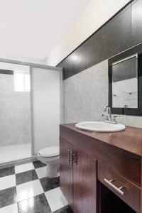 Koupelna v ubytování Grand View Suites