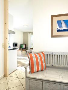 een kussen op een bankje in de woonkamer bij Gollwitzer Park Ableger in Insel Poel