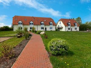 een bakstenen pad voor een groot huis bij Gollwitzer Park Ableger in Insel Poel +21 foto's