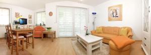 uma sala de estar com um sofá e uma mesa em Appartements Am Reiterhof Strandträumer em Insel Poel